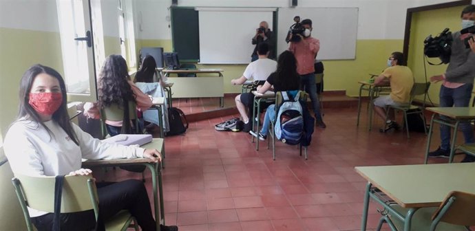 Alumnos que se reincorporan de forma voluntaria a las clases presenciales en Gijón.