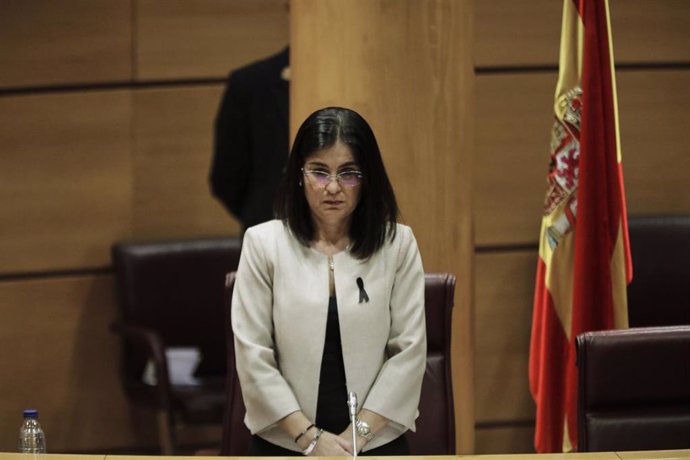 La ministra de Política Territorial y Función Pública, Carolina Darias, guarda un minuto de silencio por las personas fallecidas por la crisis del Covid-19, minutos antes de comenzar su comparecencia en el Senado en Comisión de su departamento. En Madri