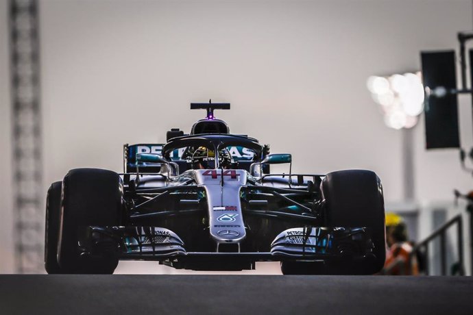 Lewis Hamilton pilotando el Mercedes W09