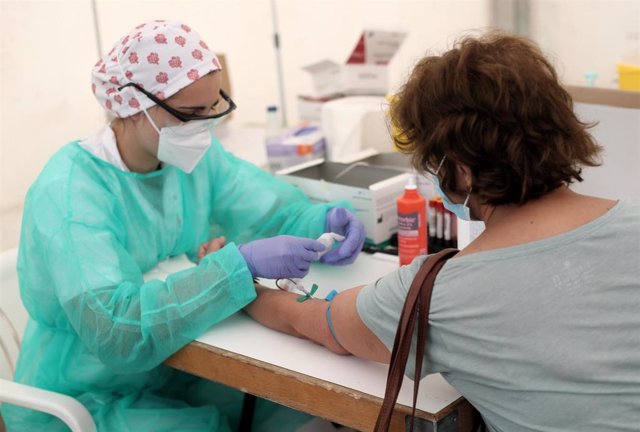 Un sanitario realiza una prueba diagnóstica de coronavirus a un paciente (Archivo)