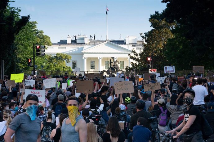 Manifestantes delante de la Casa Blanca en protesta contra la muerte de George Floyd