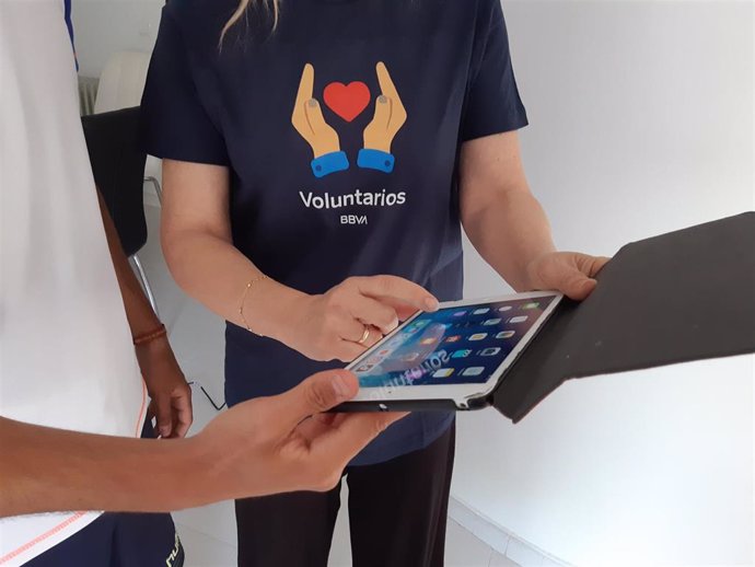 Voluntarios de BBVA y Cruz Roja darán formación digital y ayudas básicas a 500 mayores en Andalucía