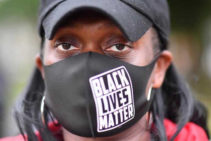 Un manifestante porta el mensaje Black Lives Matter.