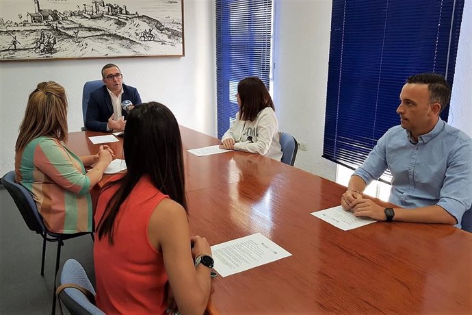 El alcalde de Los Palacios y Villafranca (Sevilla), Juan Manuel Valle, avanza el plan 'Reactiva y Avanza' para paliar los efectos negativos de la crisis.