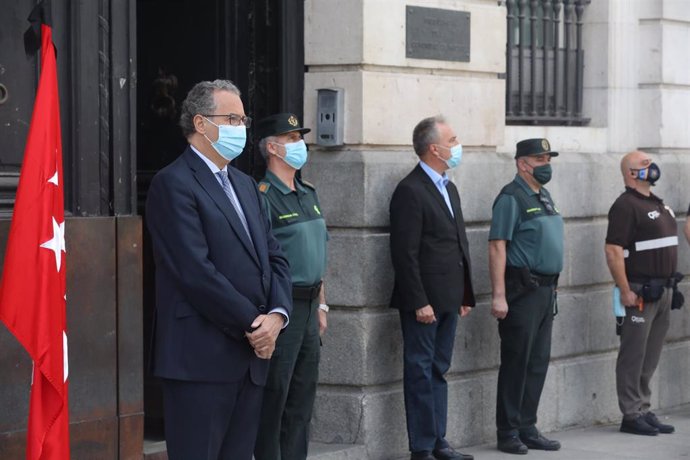 El Consejero de Educación y Juventud de la Comunidad de Madrid, Enrique Ossorio Crespo (1i), guarda un minuto de silencio junto con otras personalidades en memoria por los fallecidos por el COVID-19 en la Puerta de Sol.