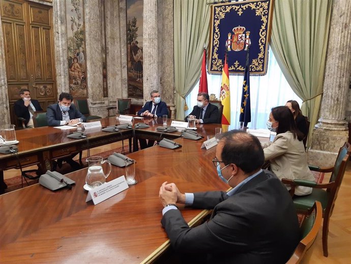El delegado del Gobierno, José Manuel Franco, se reúne con el presidente de la Federación Madrileña de Municipios (FMM), Guillermo Hita, junto a otros cargos y alcaldes de esta institución.