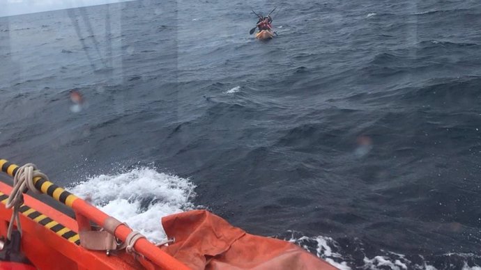Salvamar Vega rescata a dos tripulantes de un kayak en las proximidades de Estepona que no podían regresar a tierra