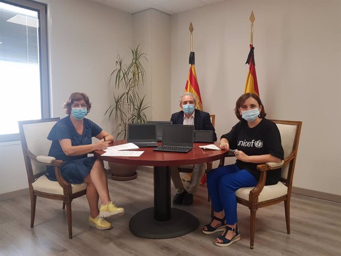 La consejera de Ciudadanía y Derechos Sociales, María Victoria Broto, y la vicepresidenta de Unicef en Aragón, Pilar Machín