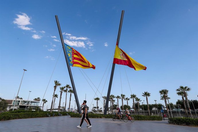 Banderas a media asta en la playa de la Malvarrosa en señal de luto por los fallecidos por coronavirus durante la fase 2 de la desescalada en la pandemia de coronavirus COVID19. En Valencia, España, a 3 de junio de 2020.