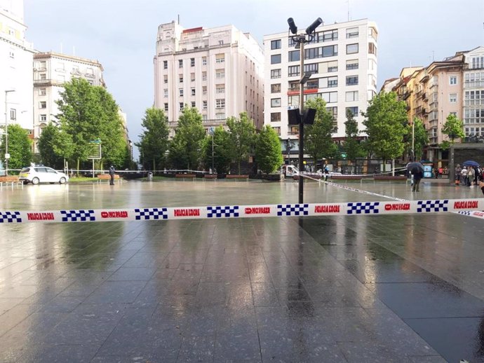 Plaza del Ayuntamiento de Santander acordonada porr el desaljo del edificio