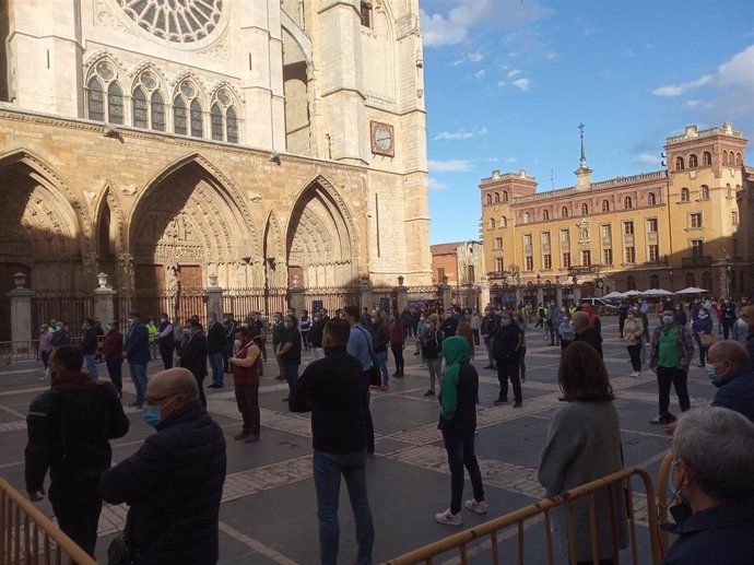Concentración este jueves frente a la Catedral de León en defensa del tejido productivo y el empleo en la provincia.