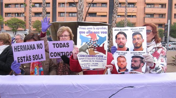 Concentración de apoyo a la víctima que denunció abusos de miembros de 'La Manada'