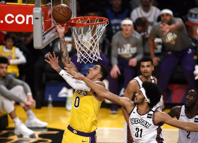Kyle Kuzma y Jarrett Allen, en acción, en un Los Angeles Lakers - Brooklyn Nets