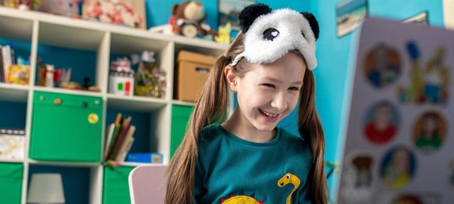 Una niña ucraniana en su casa durante la pandemia del coronavirus.