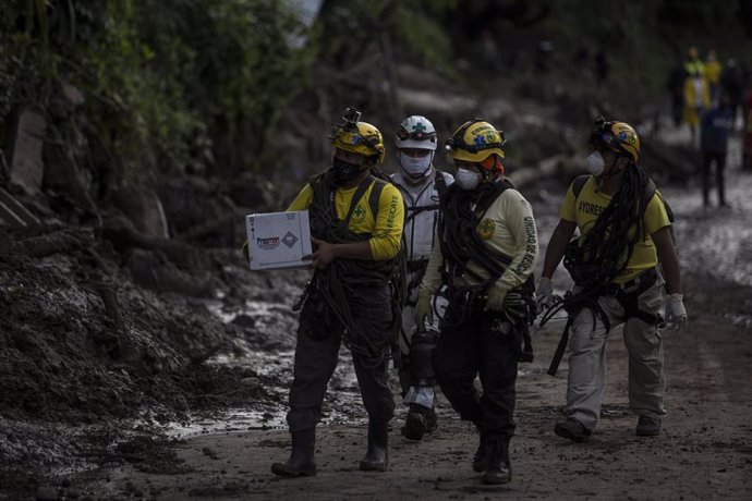Equipos de rescate buscan a desaparecidos tras el paso de 'Amanda' en El Salvador. 