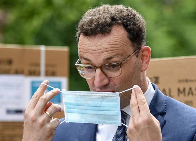 Jens Spahn, ministro de Sanidad de Alemania, poniéndose una mascarilla en un acto en Berlín