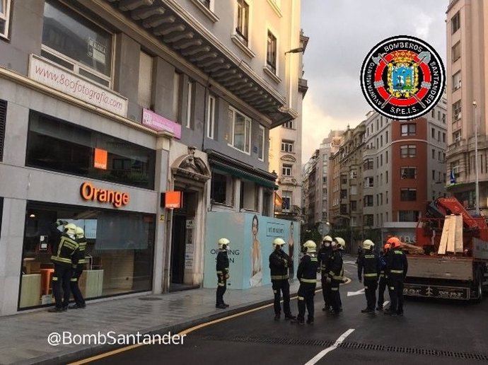 Los bomberos de Santander junto al inmueble desalojado