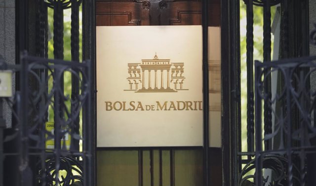 Puerta de entrada al edificio de la Bolsa de Madrid