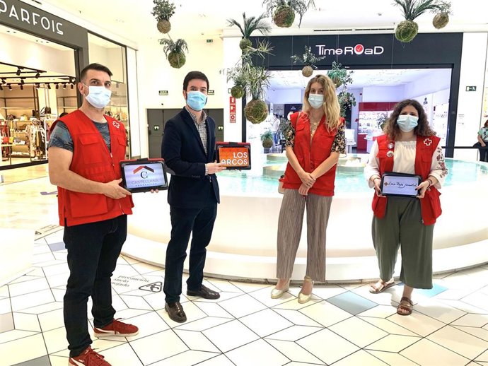 Castellana Properties y Los Arcos (Sevilla) se suman al programa 'Promoción del éxito escolar' de Cruz Roja y entregan tablets a niños