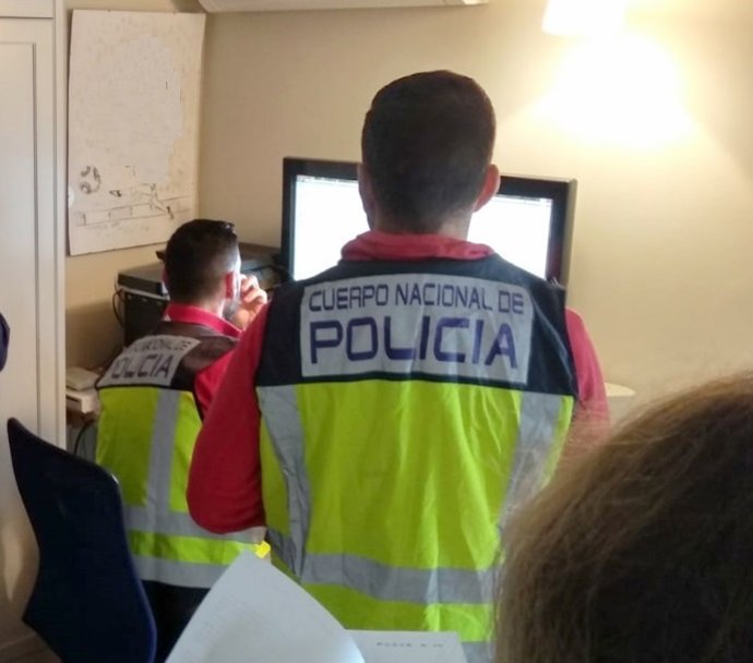 P.N. "La Policía Nacional Detiene A Una Mujer Por La Falsificación De 110 Recetas Para Adquirir Fármacos"