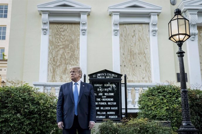 Donald Trump posa ante una iglesia en Washington