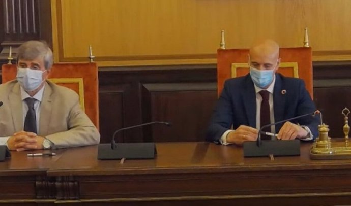 El recto, a la izquierda y el alcalde de León (D) presentan el acuerdo.