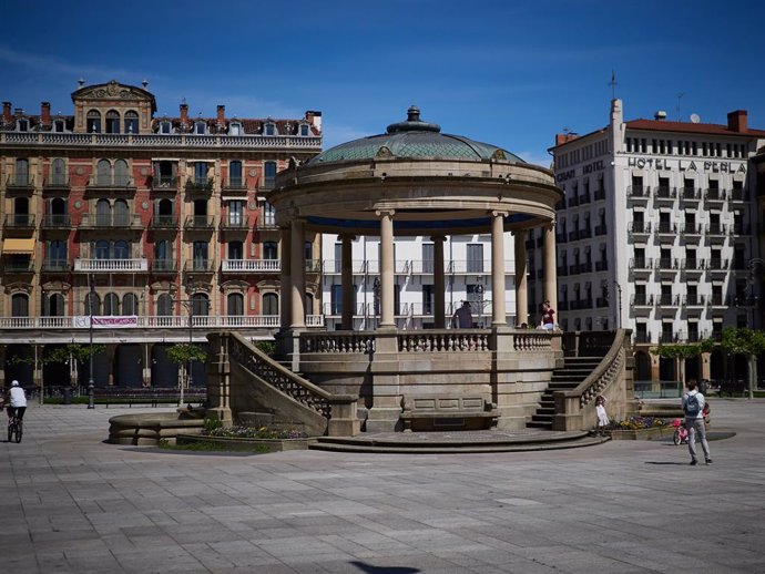 Varias personas pasean por la Plaza del Castillo de Pamplona en el segundo día de desconfinamiento de las medidas adoptadas por el Gobierno de España según el Estado de Alarma por COVID-19. En Pamplona, Navarra, a 3 de mayo de 2020.