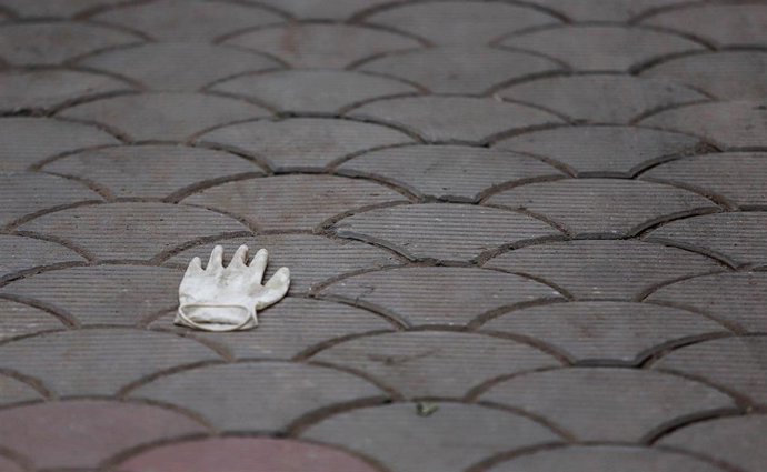 Guante tirado en una calle de Nueva Delhi