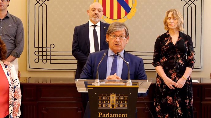 El presidente del Parlament, Vicen Thoms, acompañado de diputados de todos los grupos parlamentarios, presenta el documento que se elevará a la Comisión Europea con reivindicaciones de Baleares.