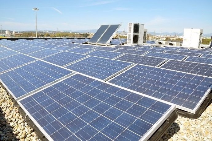 Instalación de placas fotovoltaicas en el Puerto de Tarragona.