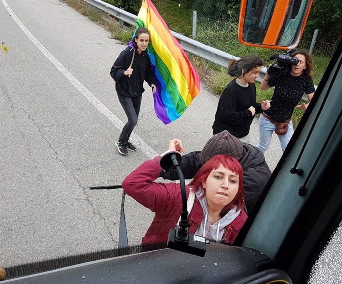  Dos personas apedrean un autobús de HazteOir en Lena (Asturias).