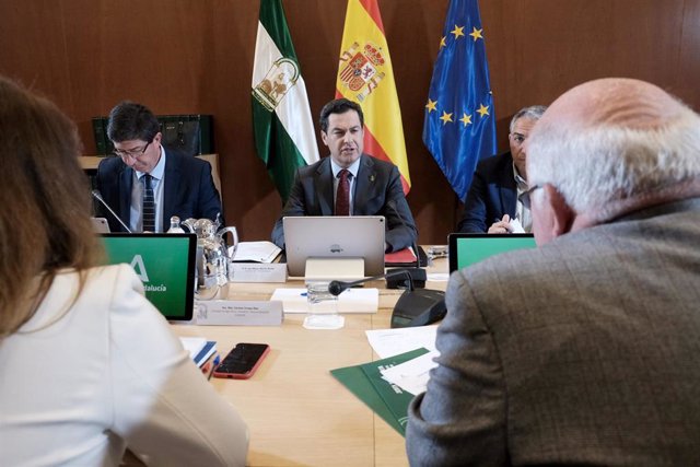 El presidente de la Junta, Juanma Moreno (c), el vicepresidente, Juan Marín (1I), y el consejero de Salud, Jesús Aguirre(1d), en la reunión del Comité Ejecutivo que analizan  la evolución del coronavirus en Andalucía. Sevilla a 11 de marzo del 2020