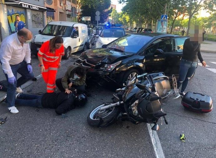 El conductor de una motocicleta resulta herido tras colisionar con un turismo.