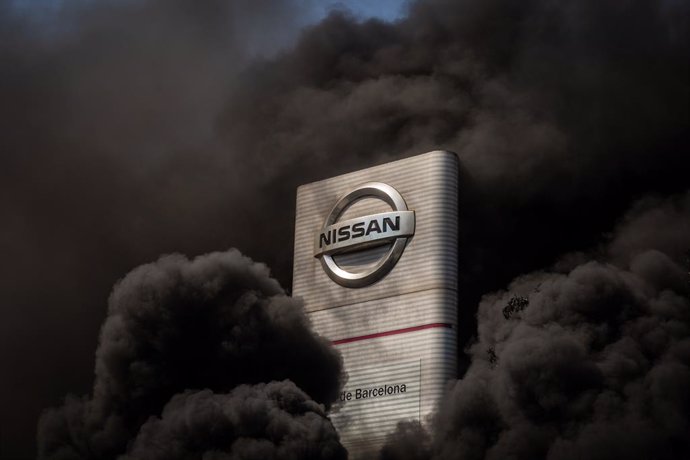Treballadors de la planta de producció de Nissan a Barcelona cremen pneumtics en l'exterior de la fbrica en la Zona Franca el dia en el qual fabricant japons d'autombils, com a part del seu nou pla estratgic a mitj termini, ha decidit tancar-la