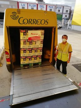 Correos transporta leche y alimentos a los bancos de alimentos andaluces.
