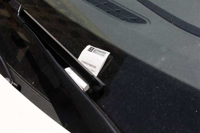 Una multa en el limpiaparabrisas de un vehículo durante el primer día en el que vuelve a estar operativo el Servicio de Estacionamiento Regulado (SER) de Madrid tras su suspensión temporal a consecuencia del coronavirus.