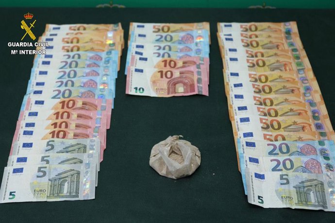 Remitiendo Nota De Prensa Detención De Dos Personas.