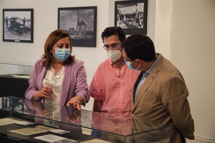 La consejera de Educación, Cultura y Deportes, Rosa Ana, en su visita al Archivo Histórico Provincial de Toledo.