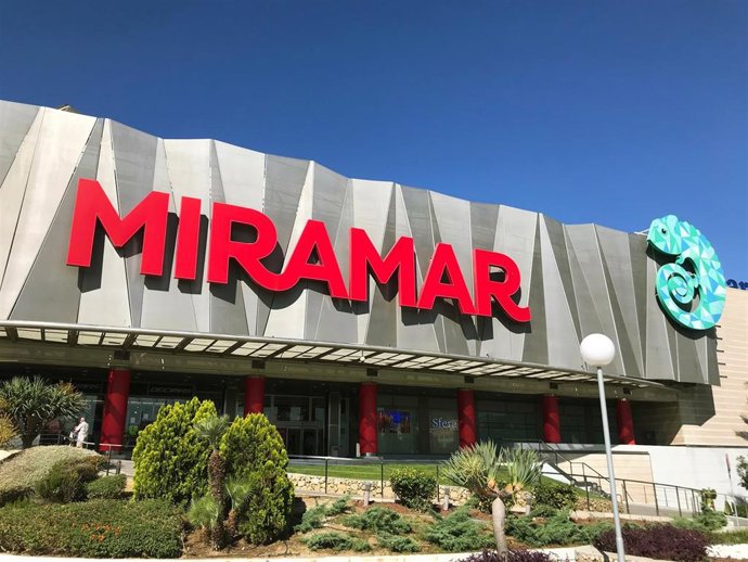 El centro comercial ha puesto a disposición de los restaurantes un nuevo espacio en la planta terraza llamado El Mirador para que puedan colocar mesas y atender a un mayor número de clientes que pueden disfrutar de almuerzos o cenas al aire libre.
