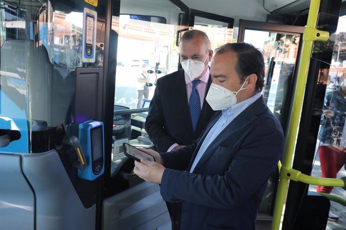 El delegado del Área de Medio Ambiente y Movilidad, Borja Carabante, efectúa un pago con el nuevo método mediante QR para el billete sencillo implantado en los autobuses de la Empresa Municipal de Transportes (EMT)