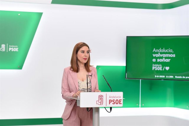 La parlamentaria andaluza del PSOE-A Beatriz Rubiño, en rueda de prensa.