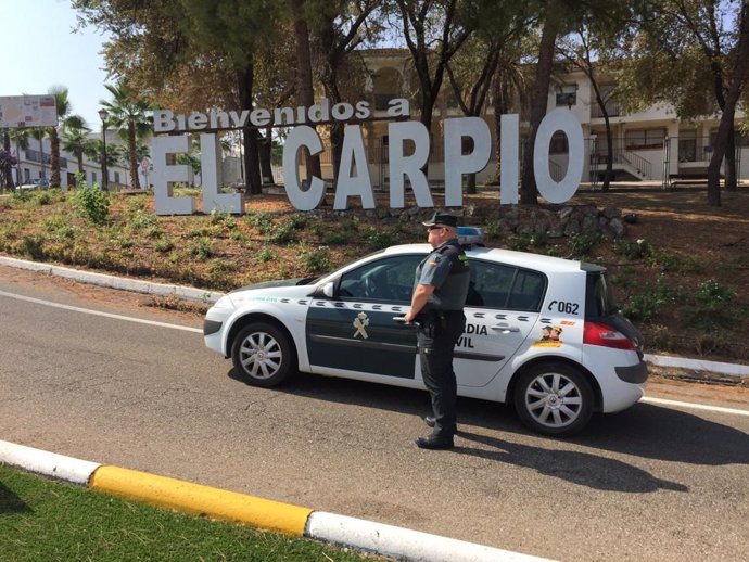 Un agente de la Guardia Civil en el acceso a El Carpio.