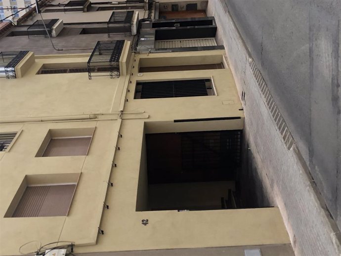 El nuevo cableado enganchado a la fachada de una calle de Terrassa