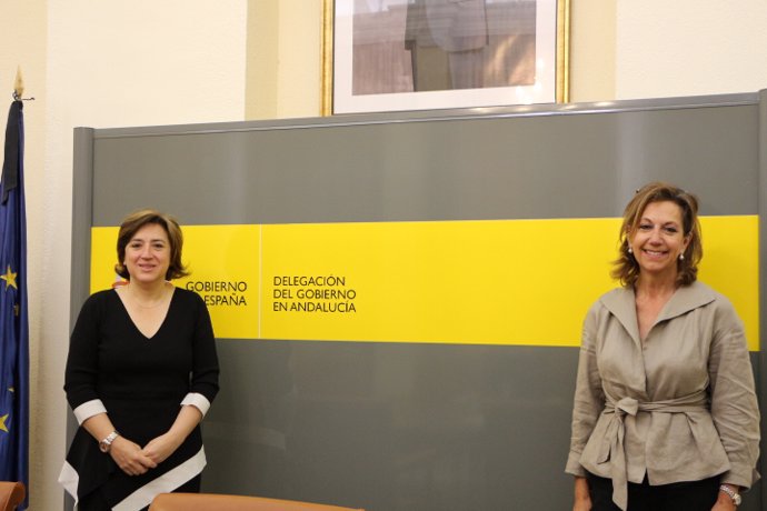 Imagen de la reunión de la delegada del Gobierno en Andalucía, Sandra García, y la delegada especial de la Agencia Tributaria, Pilar Fernández Marín. 