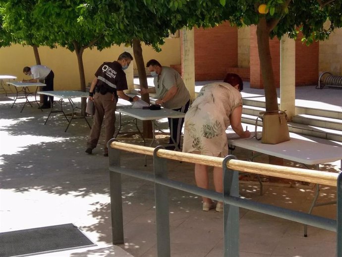 El patio la sede andaluz acoge la firma de las primeras contrataciones para auxiliares de playa