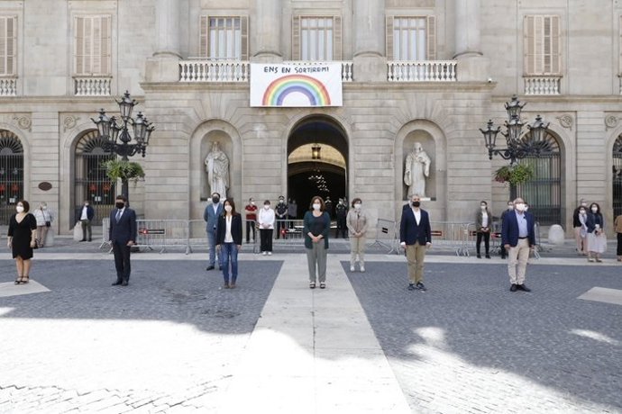 Colau encabeza un minuto de silencio en recuerdo a las víctimas del Covid-19