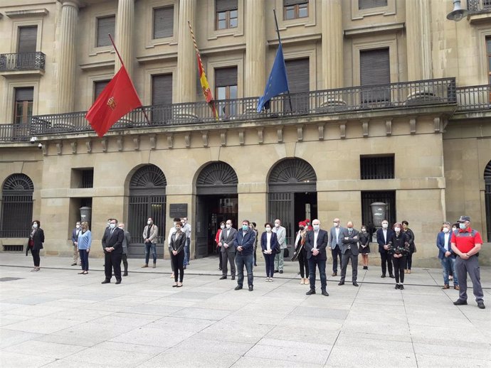 La presidenta del Gobierno de Navarra, María Chivite, y otros representantes institucionales de Navarra guardan un minuto de silencio por las víctimas del Covid-19.