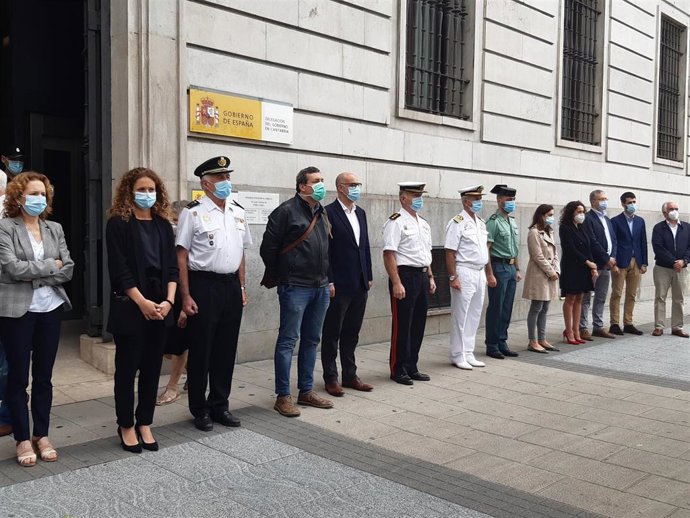 Minuto de silencio ante la Delegación del Gobierno en recuerdo a las víctimas del COVID-19