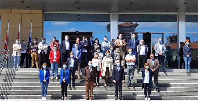 Consejeros del Gobierno vasco guardan un minuto de silencio por las víctimas del covid-19