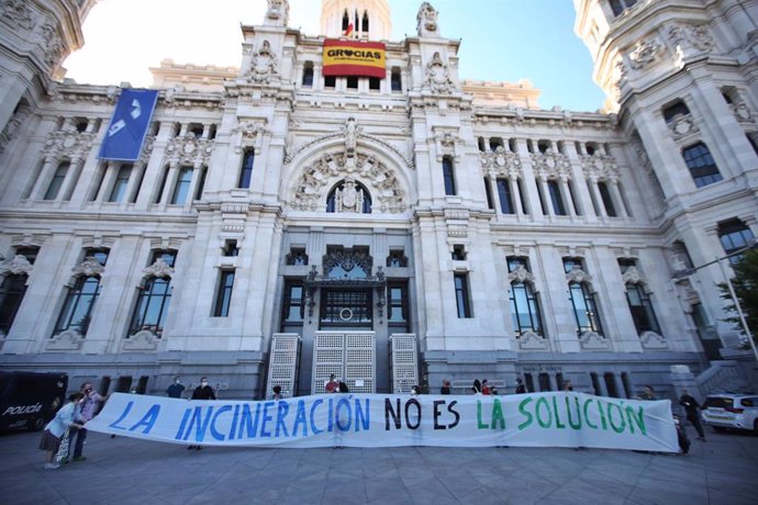 Asociaciones vecinales y ecologistas despliegan una pancarta en Cibeles para reclamar el cierre de la incineradora de Valdemingómez